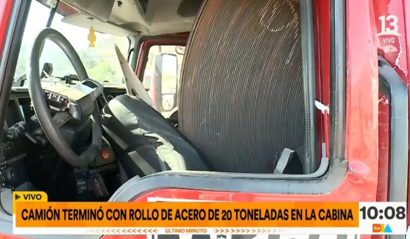 Así quedó incrustado el rollo de acero en la cabina del camión.