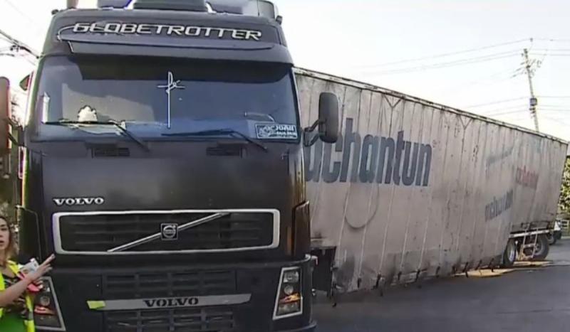 Camión queda atrapado en intersecciones de calles de Conchalí