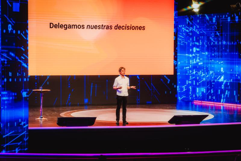 Bruno Patiño, “Cómo la tecnología y la información redefinen la democracia”, Congreso Futuro 2025.