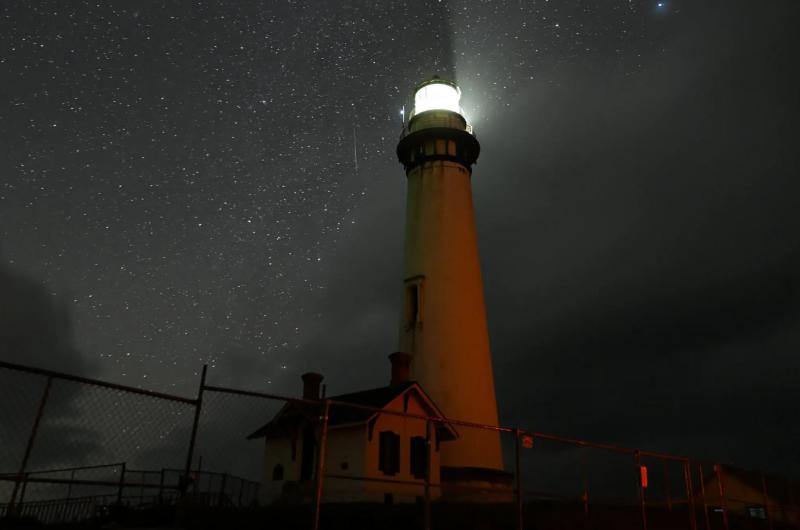 Lluvia de las cuadrántidas sobre la estación de luz de Pigeon Point en Pescadero, California, en 2024. Tayfun Coskun/Anadolu, vía Getty Images