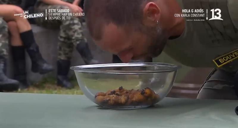 Vico agarra gusanos vivos con la boca