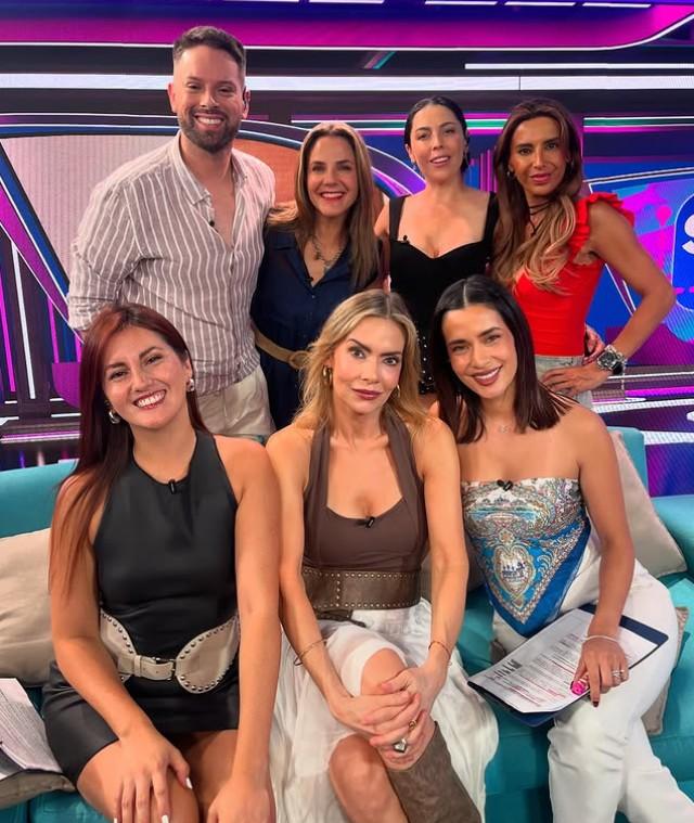 Paola Camaggi junto al panel de Sígueme de TVMÁS