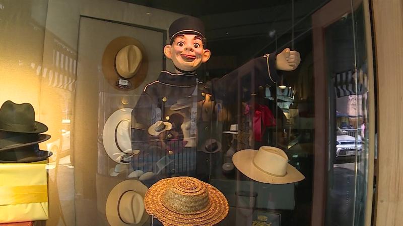 Sombrerería Donde golpea el monito.