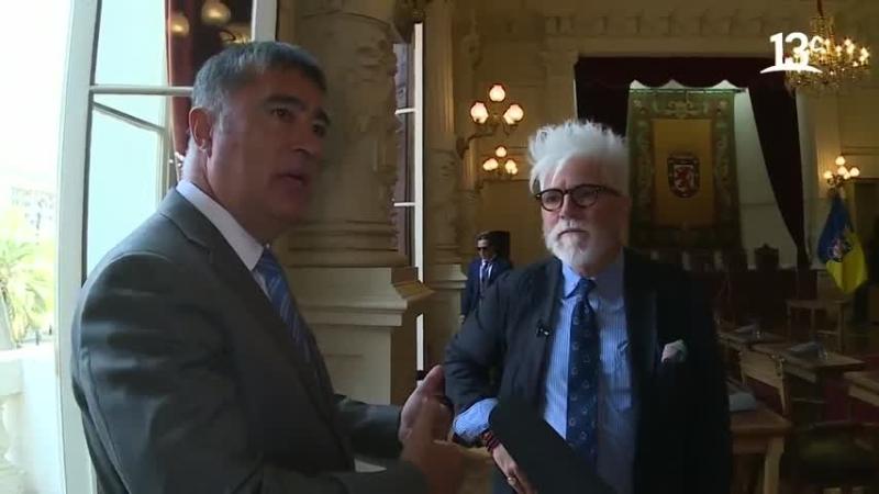 El actual alcalde de la comuna de Santiago, Mario Desbordes, en City Tour.