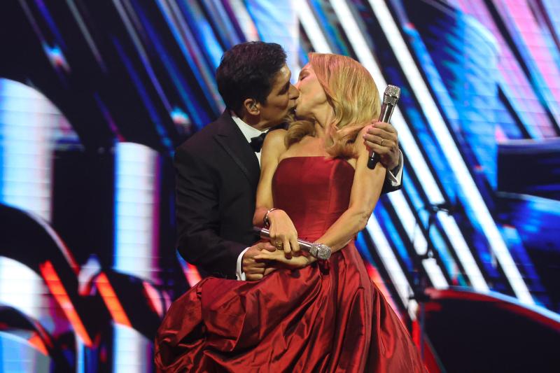 Karen Doggenweiler y Rafael Araneda se besan en la segunda noche de Viña - Agencia Uno