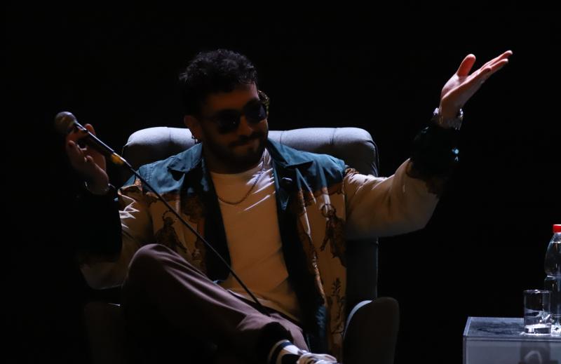 Edo Caroe sufrió con el corte de luz en medio de su conferencia de prensa en Viña.