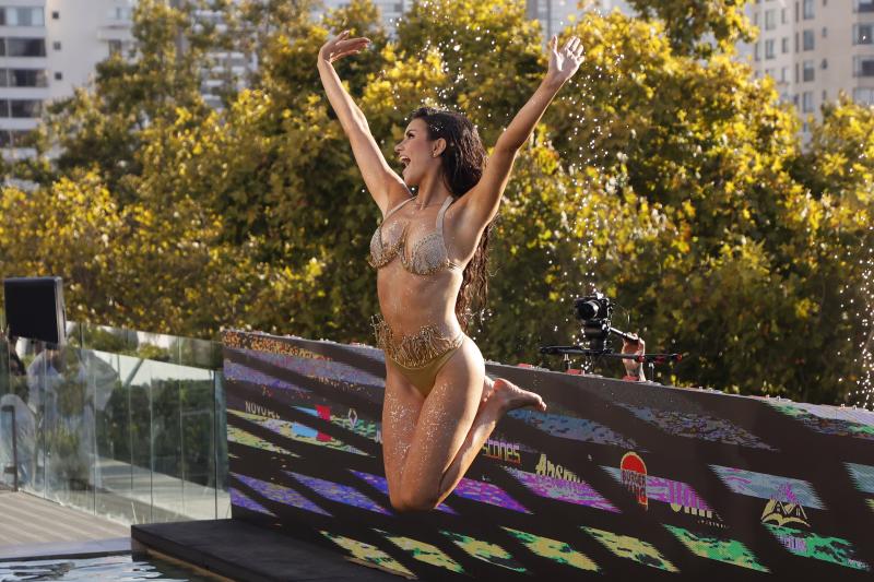 Así fue el piscinazo de Emilia Dides tras convertirse en Reina de Viña 2025.