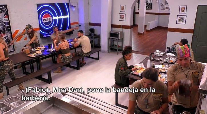 Reclutas ponen la bandeja de Fanny en la barbería