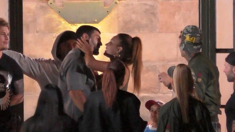 Beso entre Josué Bernal y Dani Requena