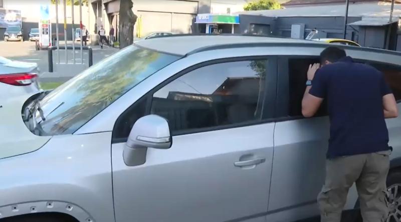 Auto abandonado hace 4 días en Ñuñoa preocupa a vecinos: tiene 76 multas impagas