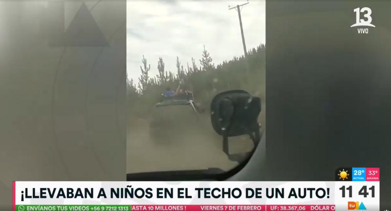 Captan a dos menores de edad sujetados en el techo de un auto en movimiento en Linares