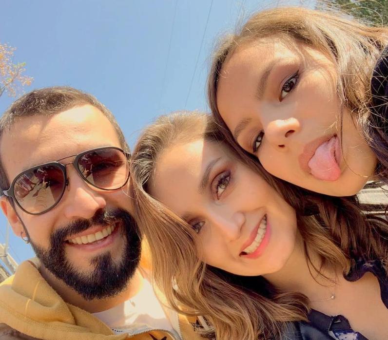 Edo Caroe junto a su esposa e hija.