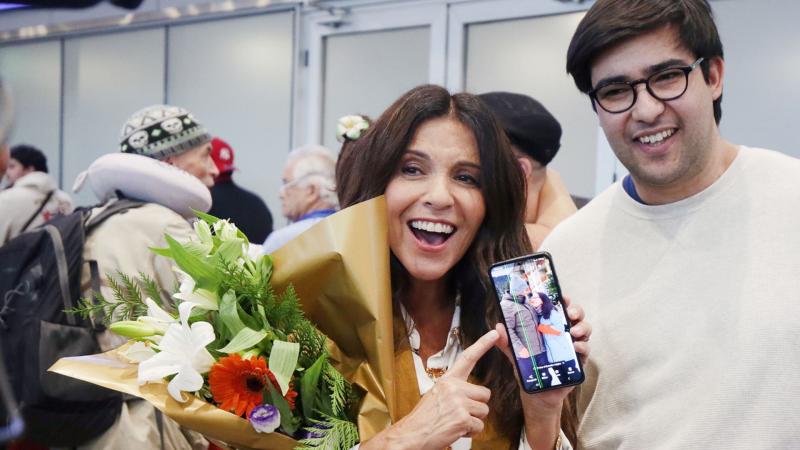 "Hola y Adiós" con Karla Constant