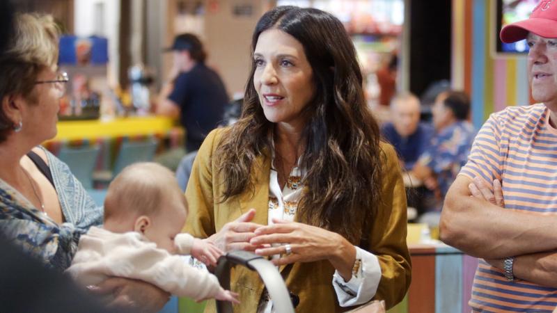 "Hola y Adiós" con Karla Constant