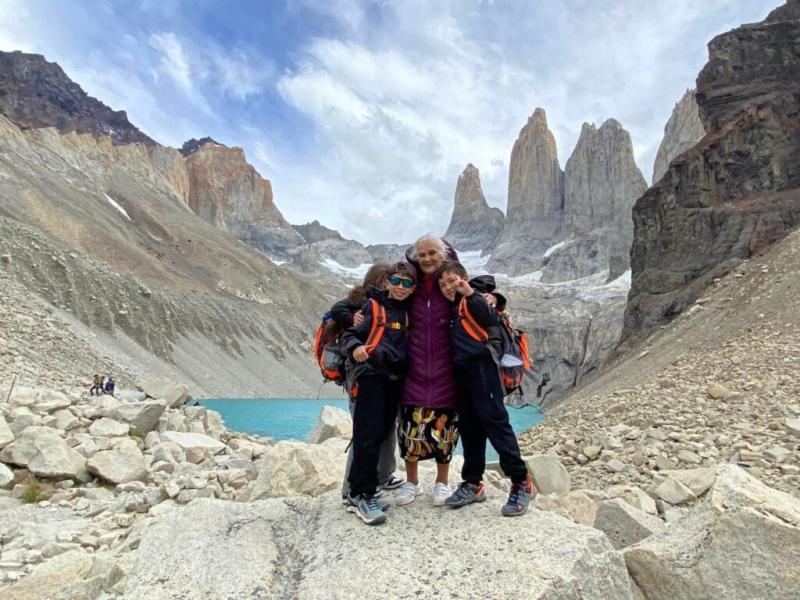 Caminó 10 horas acompaña de sus nietos y bisnietos: Mujer de 81 años sorprende al llegar a la base de las Torres del Paine
