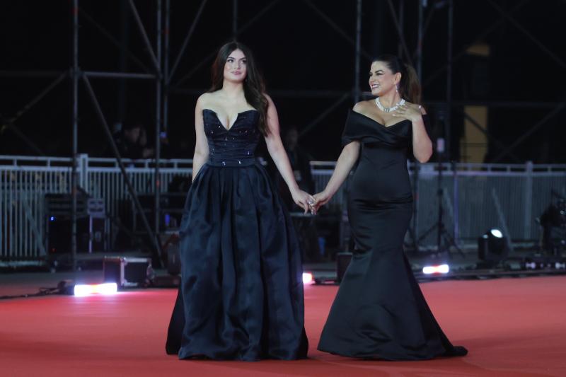 Ingrid Cruz y Emilia Scheinffelt en su paso en la Gala de Viña del Mar.