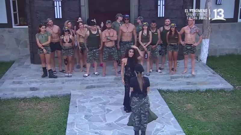 Josué Bernal observa la elección de Zoe Bayona.