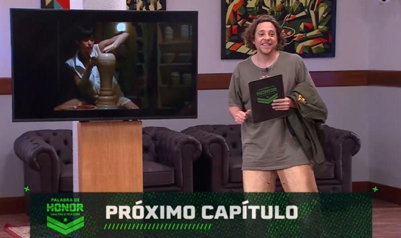 Matías Vega le muestra la escena que tendrán que recrear