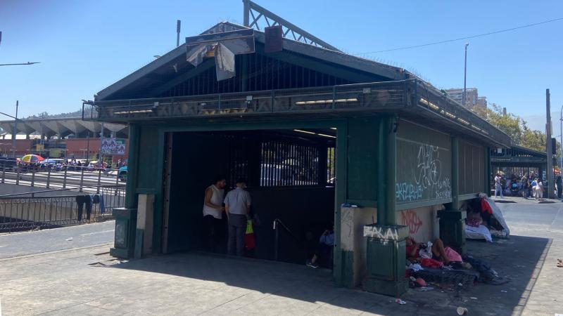 Mario Desbordes y cierre de acceso de estación Cal y Canto - Créditos de la foto: ATON