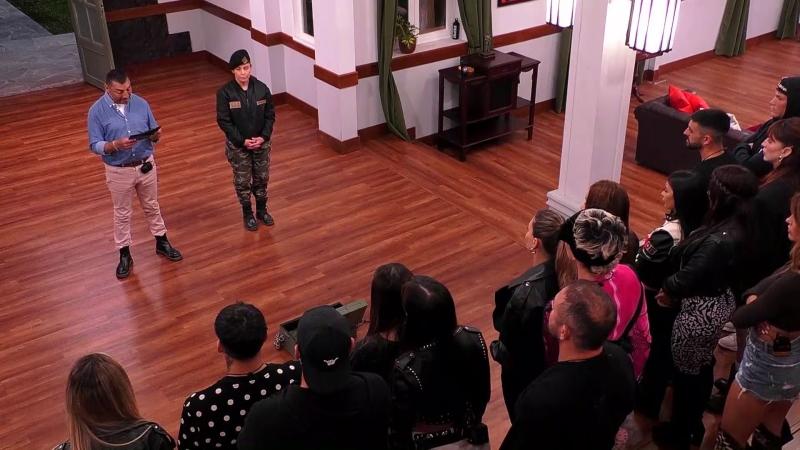 Andrés lee que hay un infiltrado