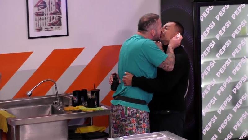 Andrés Caniulef y Jenko del Río se besan