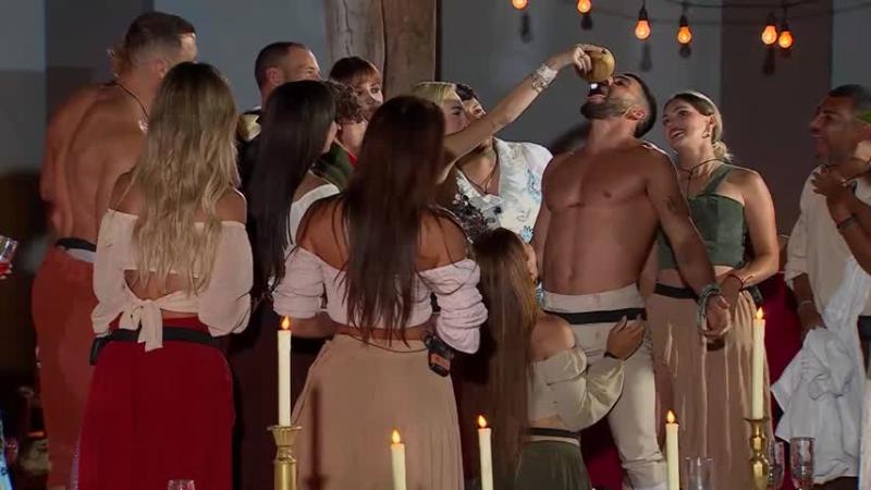 Daniela Requena y Josué Bernal realizan actividad.