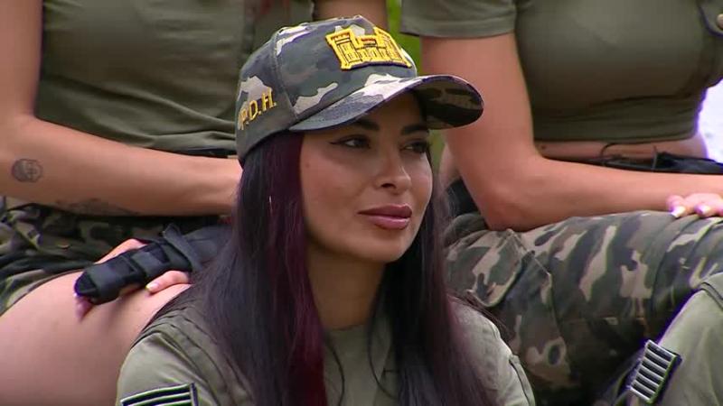 Fanny Cuevas escuchando las excusas de Faloon.