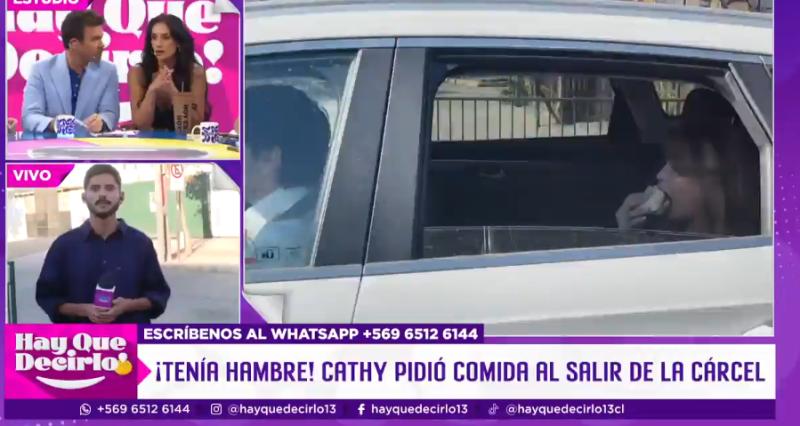 Cathy Barriga comiendo pan a la salida de la cárcel