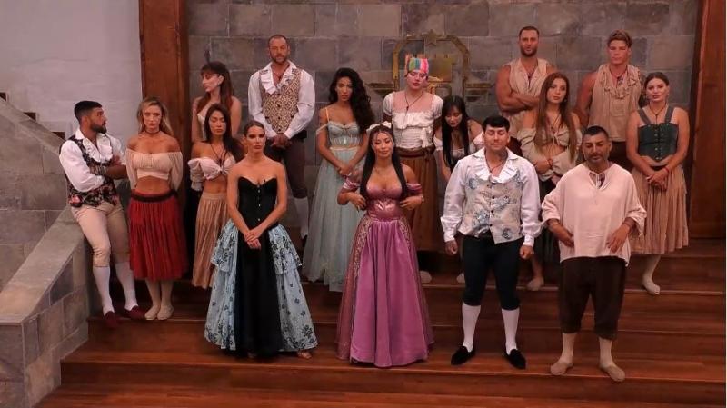 Todos los reclutas vestidos de "Ganar o Servir"