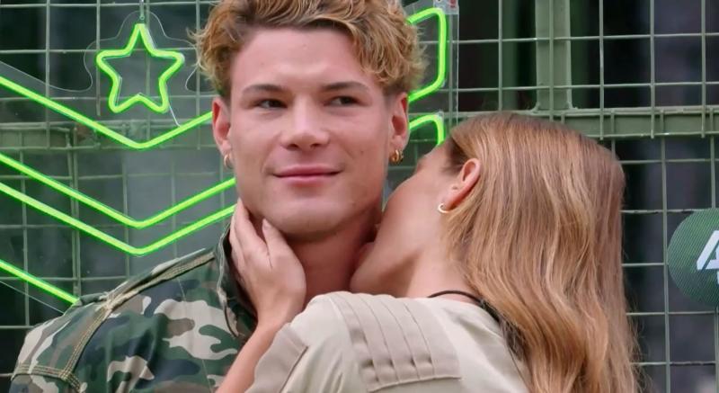 Gala besa y lame el cuello de Rai