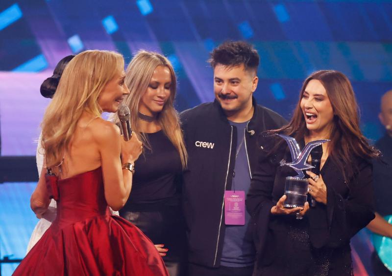 La cantante Myriam Hernandez recibe la gaviota de platino durante su presentacion en la segunda noche del Festival de Vina del Mar 2025 Sebastian Cisternas/Aton Chile