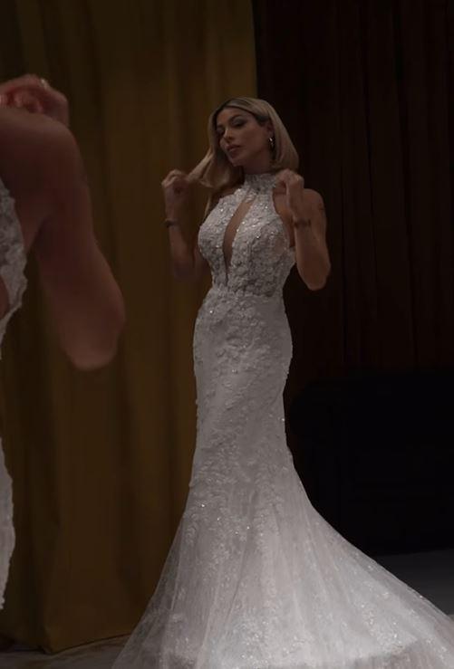 Oriana con uno de los vestidos de novia