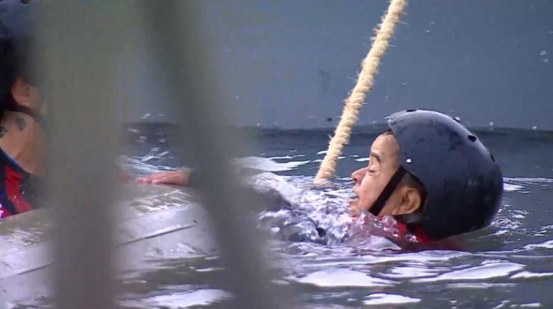 Miguelito trata de pasar la piscina