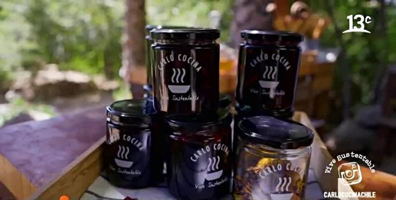 Descubre cómo hacer una deliciosa mermelada de mora con manzana molida y pétalos de flores deshidratadas.