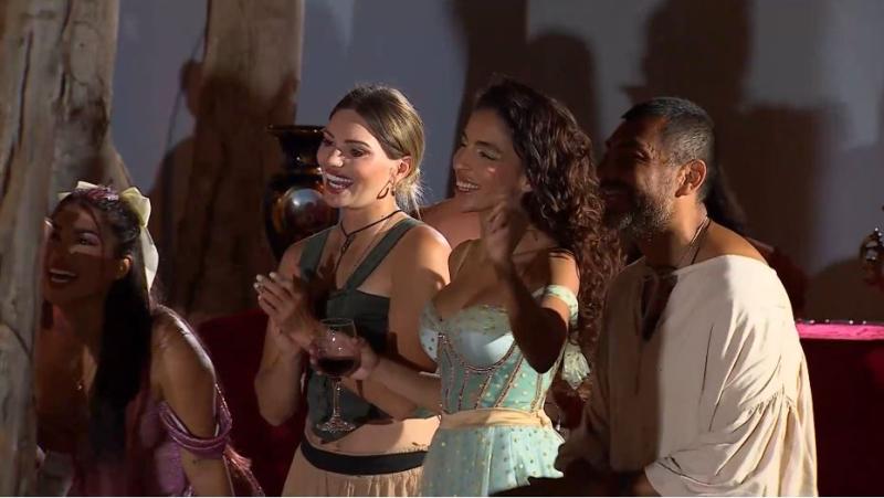 Faloon vestida de sirvienta y Zoe de señora