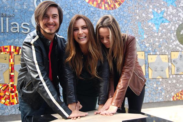 Myriam Hernández y sus hijos Jorge Ignacio y Myriam Isidora en el Paseo de las Estrellas del Movistar Arena (2015).