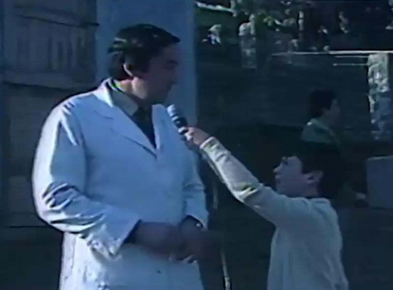 José Miguel Viñuela realizando un despacho desde el Zoológico Nacional para "El Clan Infantil"