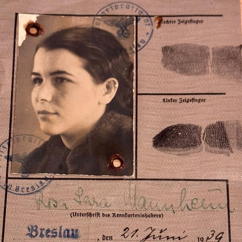 Documento de Rose Girone en su juventud.