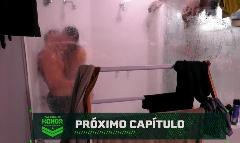 Beso entre Faloon Larraguibel y Raimundo Cerda