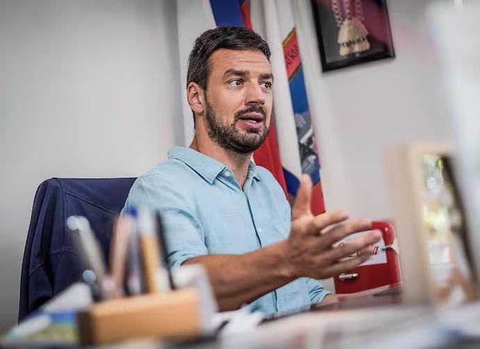 Tomás Vodanovic se querella contra Lavín Jr, esposo de Cathy Barriga.