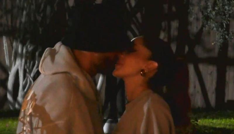 Beso entre Fabio Agostini y Fer Figueroa