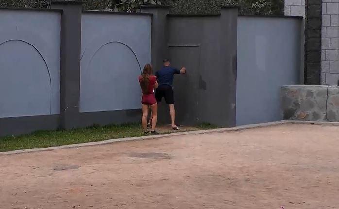 Fabio golpea una puerta