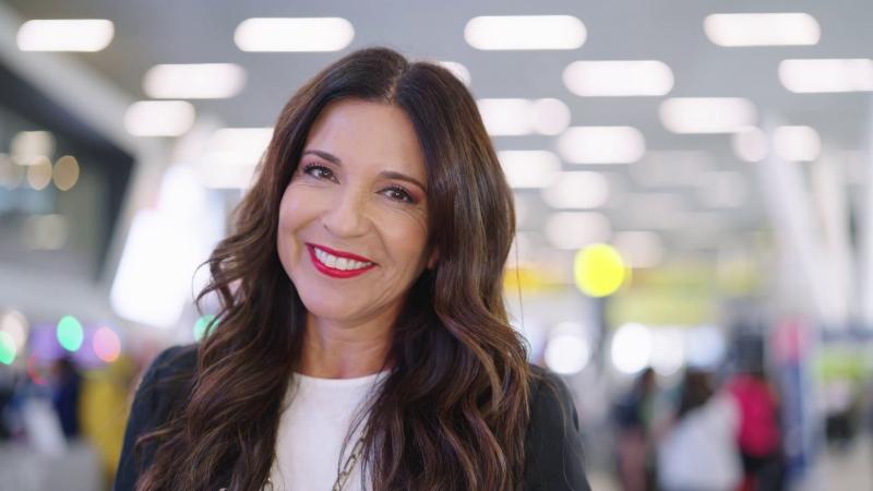 "Hola y Adiós" con Karla Constant en Canal 13