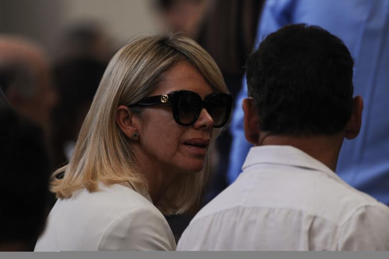 Carla Ochoa en funeral de Miguel Piñera - Agencia Uno