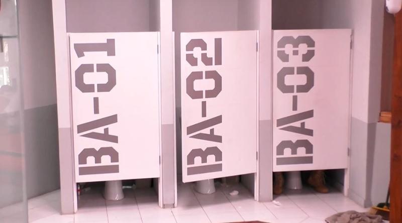 Jhonatan Mujica llora en el baño