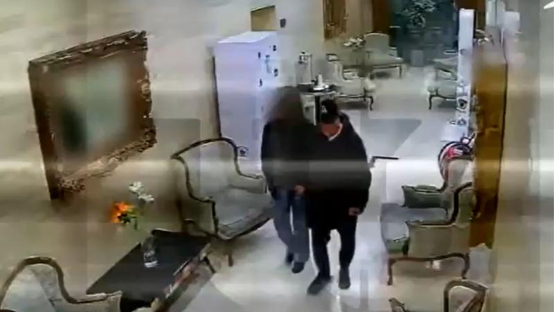 Manuel Monsalve y la víctima ingresando al Hotel Panamericano