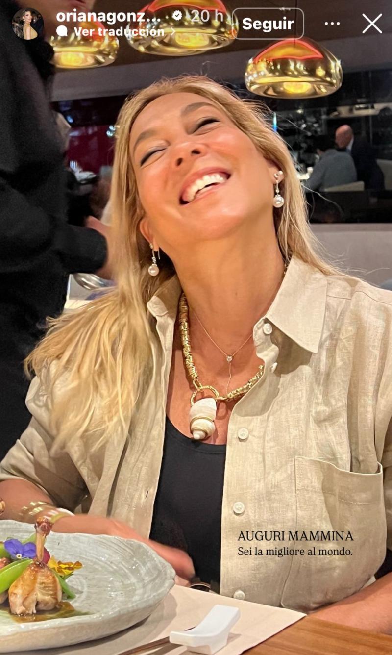 Oriana Marzoli felicitando a su madre, Carmen