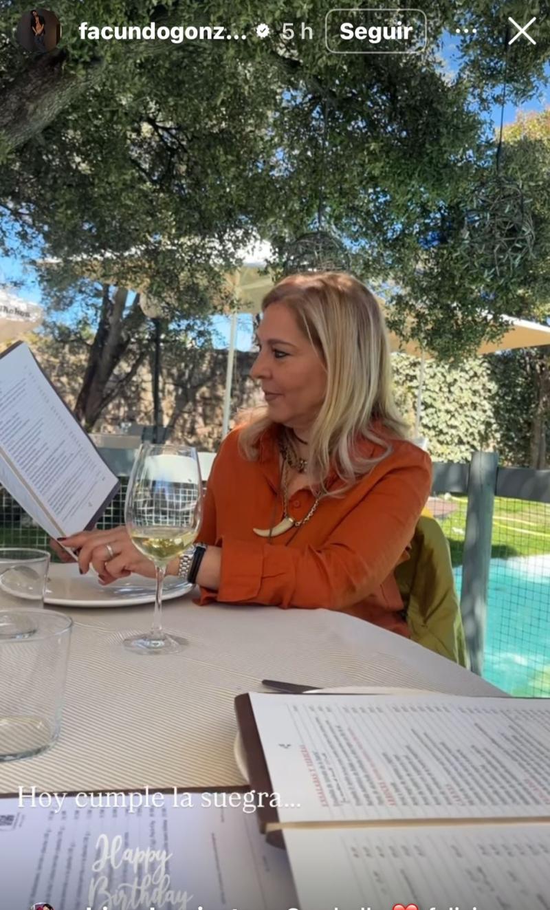 Facundo felicitando a Carmen, la madre de Oriana Marzoli