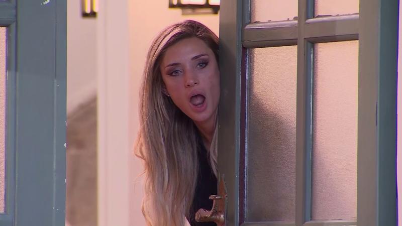 Yuli Cagna mira a Vico ensayar con Zoe en Palabra de Honor