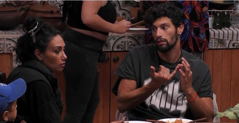 Jhonatan y Pamela chismoseando en Tierra Brava